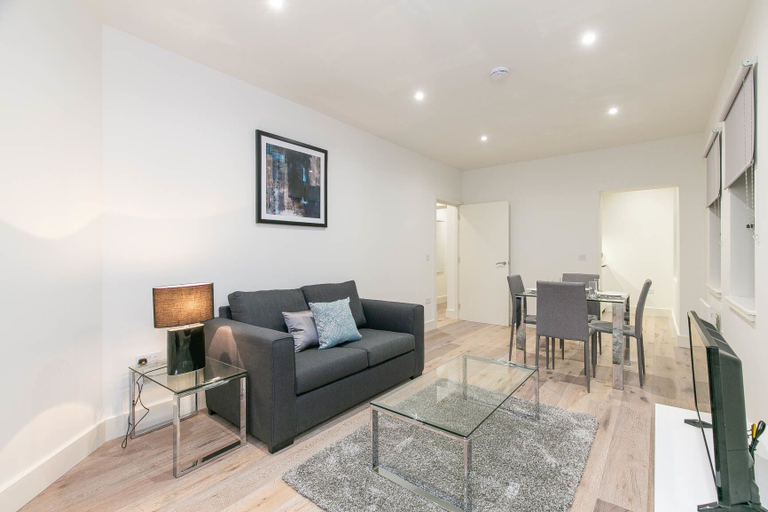 Others 4, Deluxe Heathrow Apartments & Parking, London