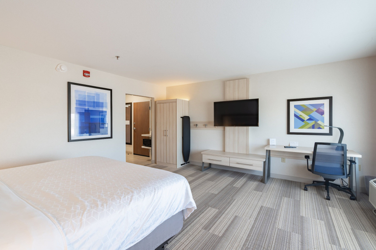 Bedroom 5, Holiday Inn Express & Suites MARION by IHG, Grant