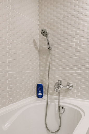 Bathroom 4, Lazar 18 Apartment, Budapesti