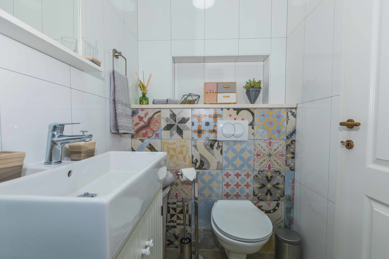 Bathroom 4, Horizon, Split