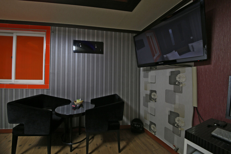 Others 4, We've Motel, Saha