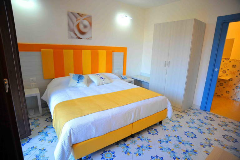 Bedroom 3, Costa Blu, Napoli