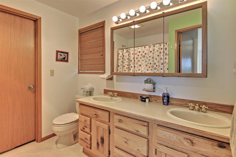 Bathroom 4, Starr Seaside, Lincoln