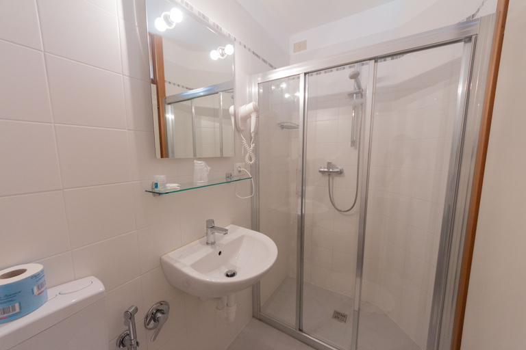 Bathroom 5, Hotel Ambra, Udine