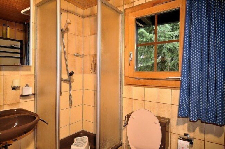 Bathroom, Jadwiga OG, Raron