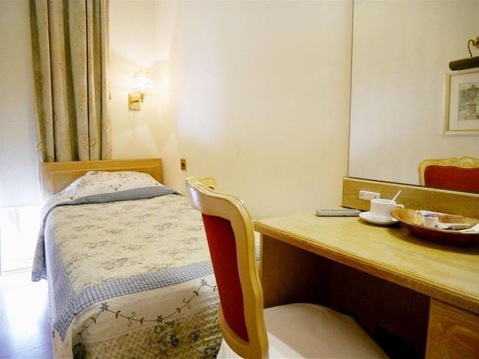 Bedroom 4, Gresham Hotel, London