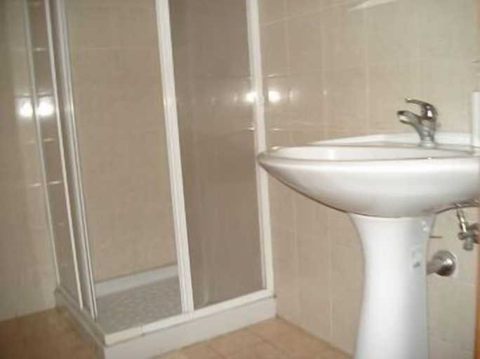 Bathroom 3, La Grevillea, Catania