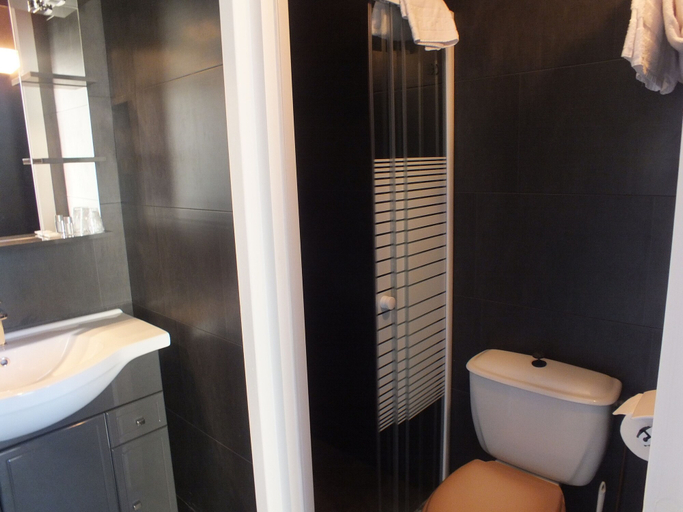 Bathroom 5, Le Manguier, Haute-Vienne