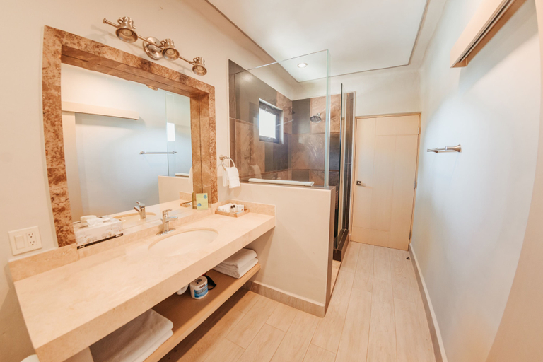 Bathroom 4, Castillo Blarney Inn, La Paz