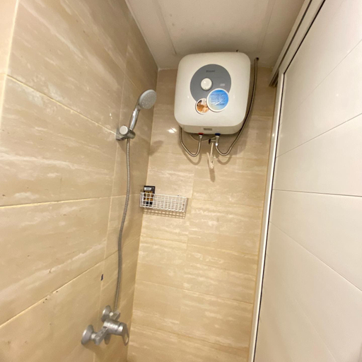 Bathroom, Tentrem Room at Springwood Residence, Tangerang