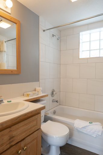 Bathroom 4, Tiki Shores Inn & Suites, Okanagan-Similkameen