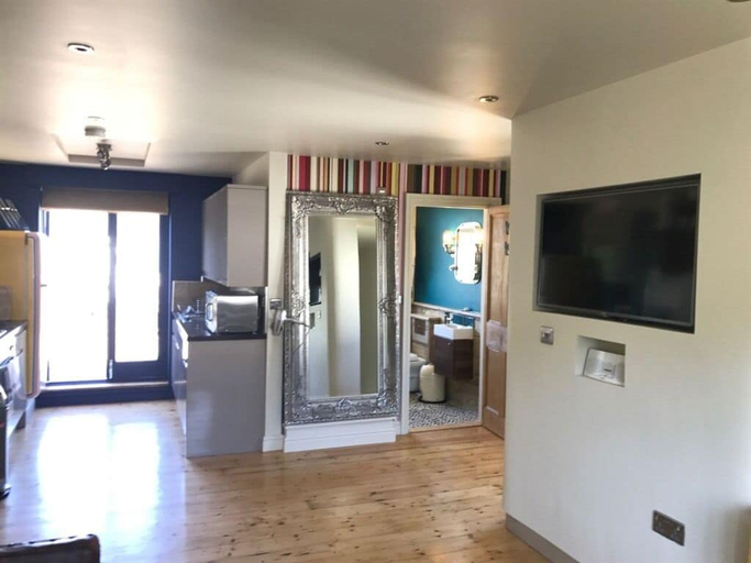 Others 5, Studio 7 Apartment, Cornwall