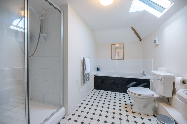 Bathroom, Harvest Cottage, Valley Farm Barns, Snape, Suffolk