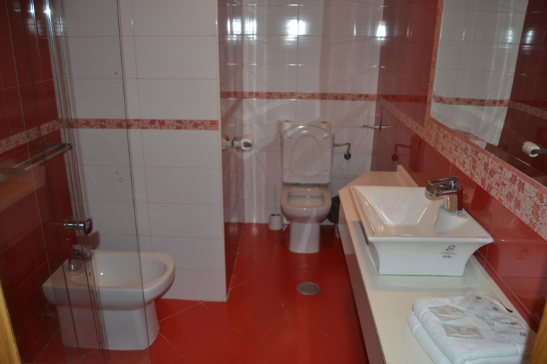 Bathroom 4, Hotel La Ribera, Asturias
