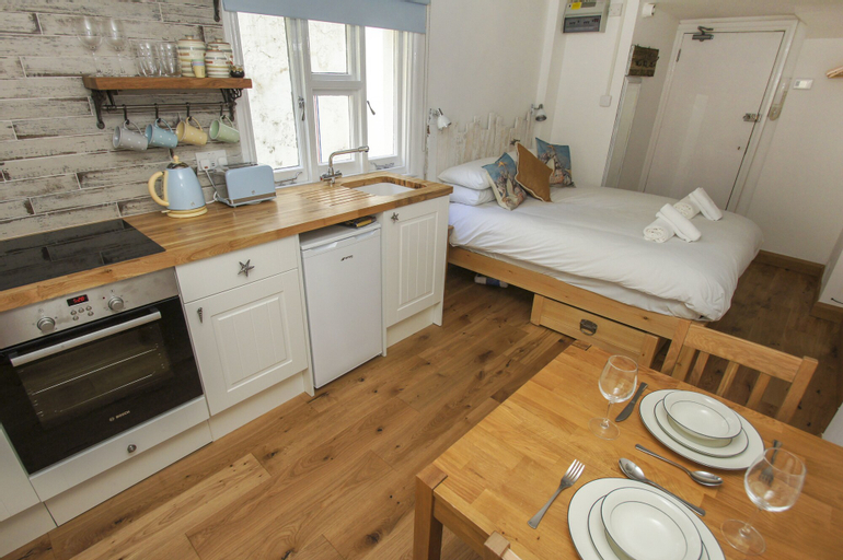 Brunswick Garden Studio Patio by Brighton Holiday Lets, Brighton and Hove