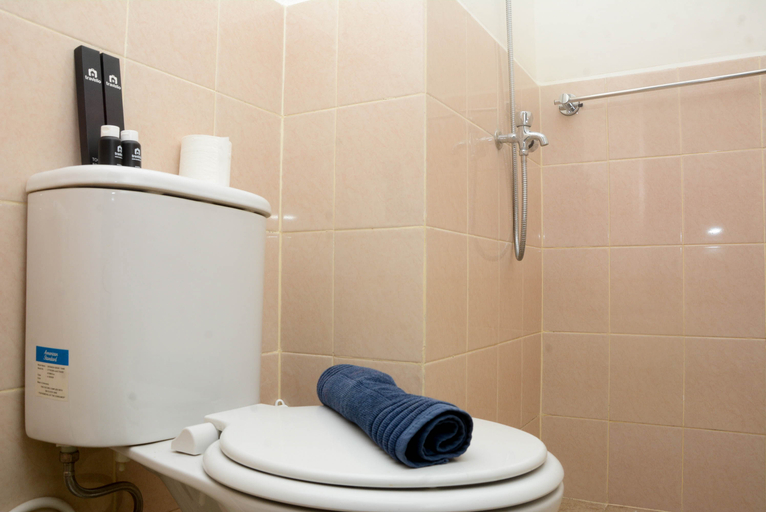 Bathroom 5, Comfort Studio Apartment for 4 Pax at Podomoro Golf View By Travelio, Bogor