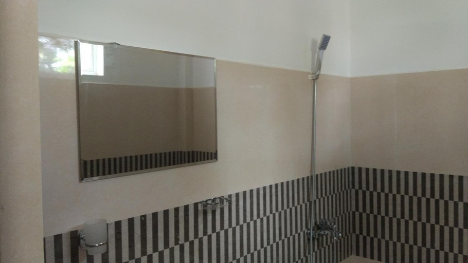 Others 5, Harry Inn, Negombo