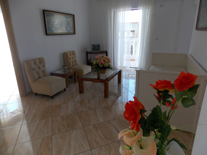 Others 4, Zeta's Apartments, Sarandës