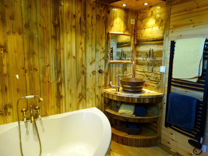 Bathroom 4, Les Etangs du Moulin, Aisne