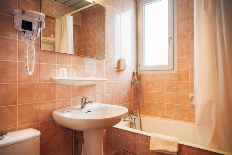 Bathroom 4, Hôtel du Soleil Levant, Hautes-Pyrénées