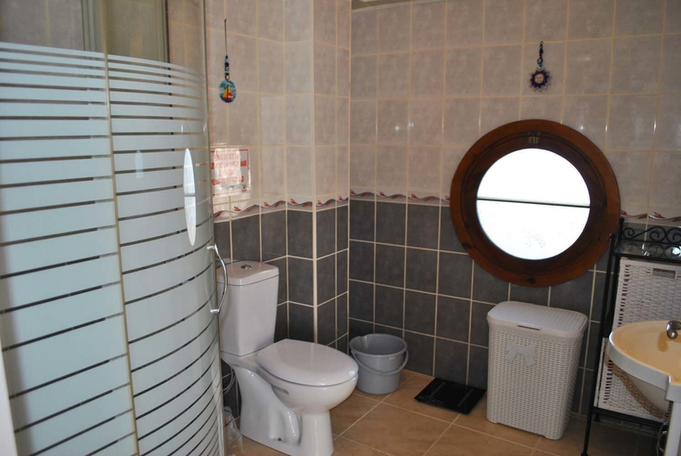 Bathroom 4, Villa Brooklands by Amy Villas