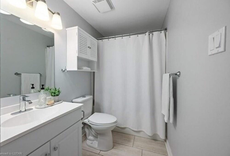 Bathroom, GLOBALSTAY. Elegant 3 Bedroom Townhouse in London, Middlesex