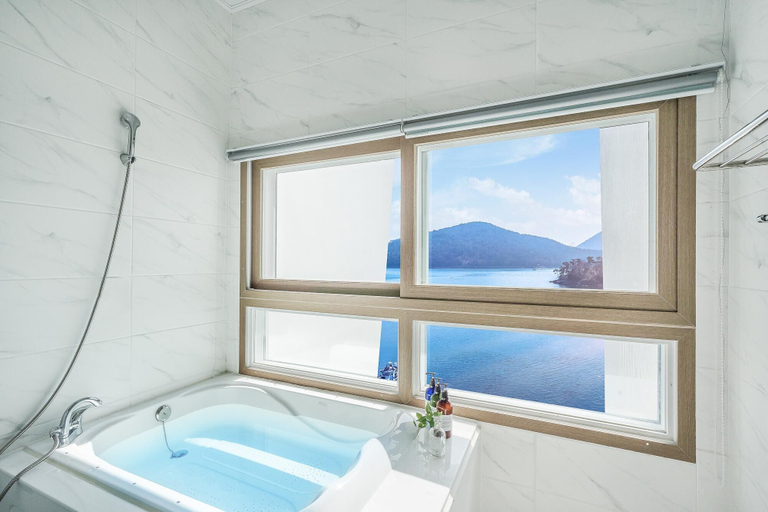 Bathroom 3, Tongyoung Martis Beach Pension, Tongyeong