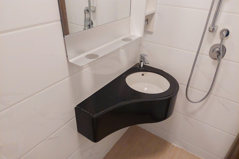 Bathroom 2, Cozy Studio Room At Sky House Bsd Apartment, South Tangerang