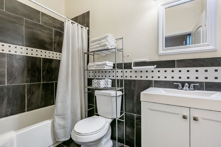 Bathroom 4, Carondelet Street Modern Suites, Orleans