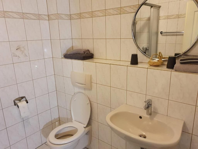 Bathroom 4, Hotel Jungmann, Saarlouis