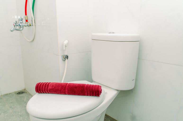 Bathroom 3, Tranquil And Warm 2Br Apartment At Urban Heights Residences, Tangerang Selatan