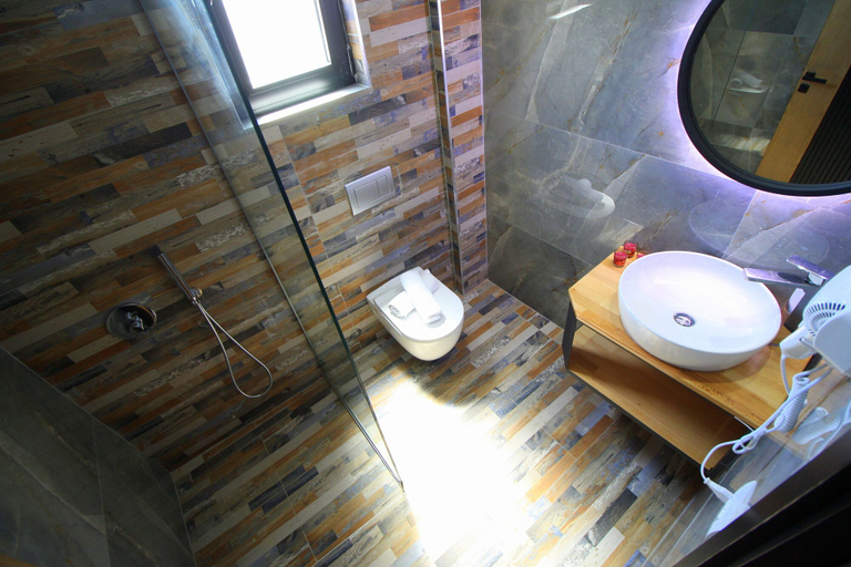 Bathroom 5, Hotel Citrus, Sarandës