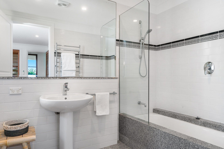 Bathroom 3, Your Luxury Escape - White Wood, Byron