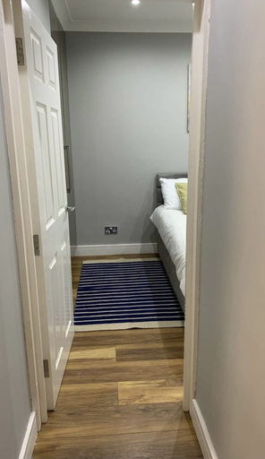 Bedroom 3, Charming 2-bed Apartment, London
