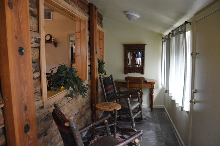Others 4, Red Bud Lodge, Mariposa