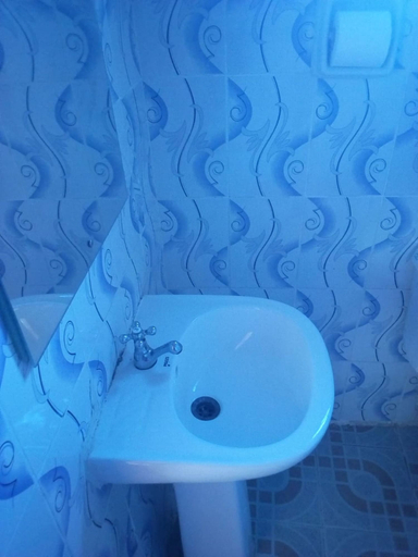 Bathroom 3, Tourgate Hotel, Kieni