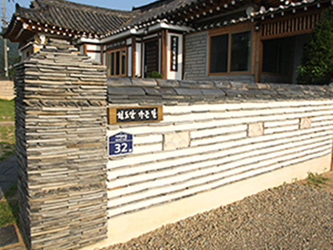 Exterior detail, Seondosangil, Gyeongju
