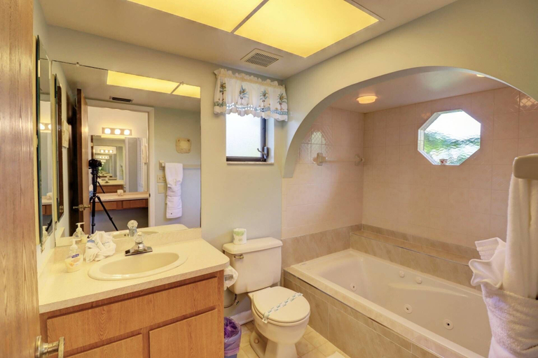 Bathroom 3, 2216 Everest Parkway, Lee