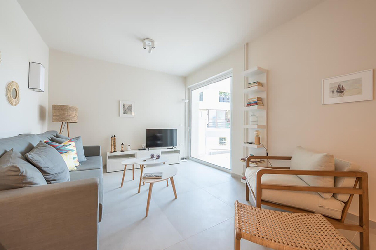 Others 5, Lovely 2 Bedroom Apartment Vouliagmeni, Attica