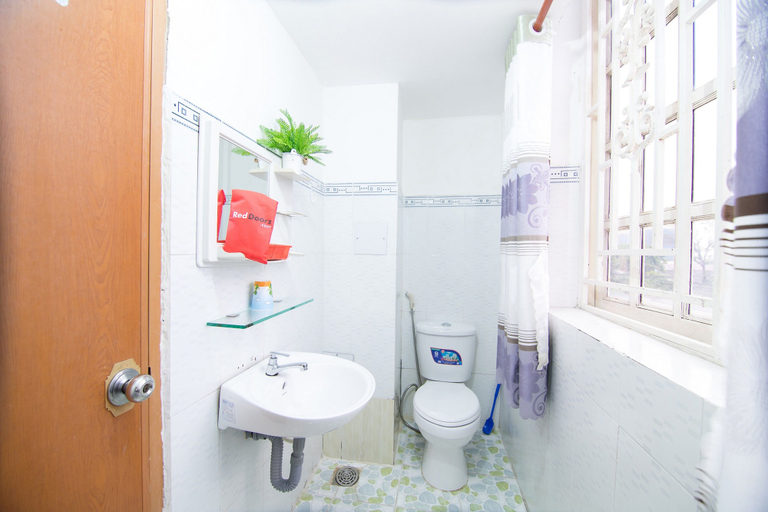 Bathroom 2, RedDoorz near Tan Son Nhat Airport 3, Tân Bình