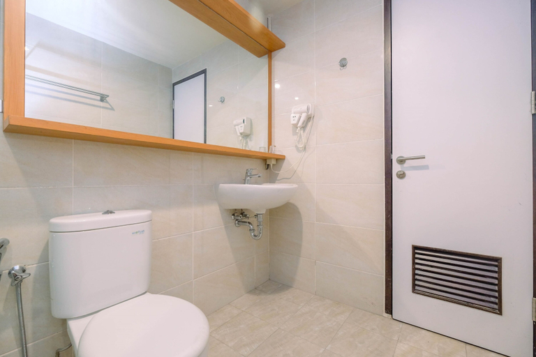 Bathroom 5, Wonderful 1BR Apartment at Mustika Golf Residence with Golf View By Travelio, Cikarang