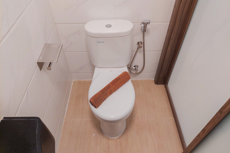 Bathroom 2, Simply And Cozy Studio At Sky House Bsd Apartment, Tangerang Selatan
