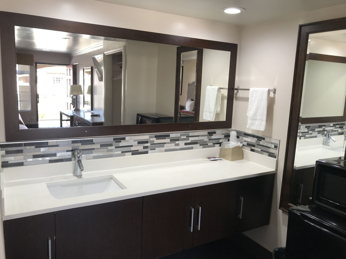 Bathroom 3, Economy Inn LAX, Los Angeles