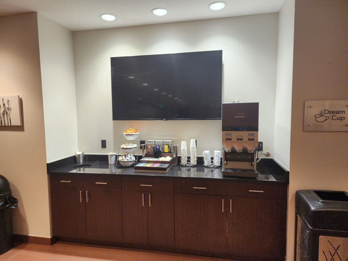 Food & Drinks 5, Sleep Inn & Suites Middletown - Goshen, Orange