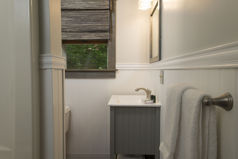 Bathroom 5, Lake Bomoseen Lodge, Rutland
