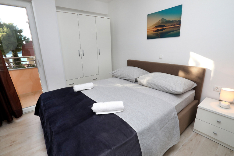 Bedroom 3, Lovely 2-bed Apartment in Okrug Gornji, Okrug