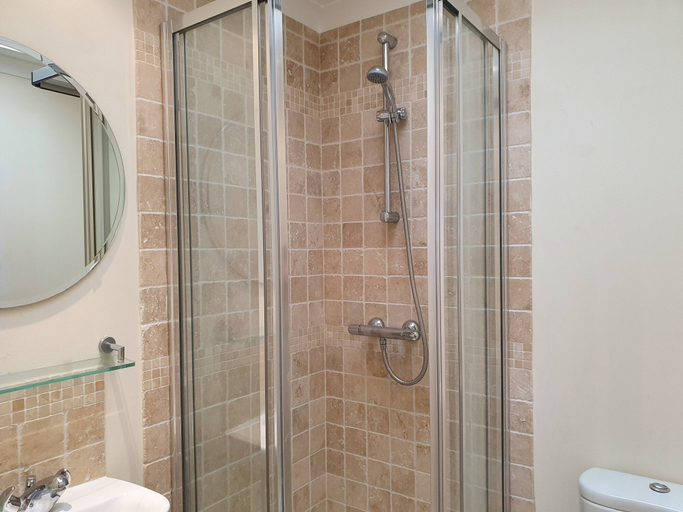 Bathroom 2, Old Town Central Apartments, Swindon