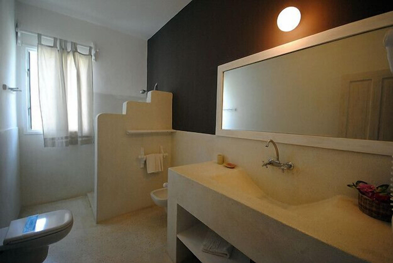 Bathroom 4, Kola Beach Resort, Magarini
