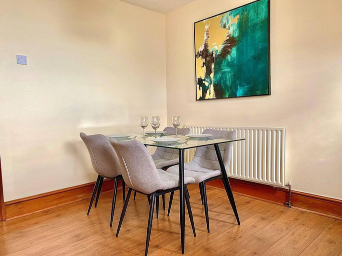 Others 4, Stunning 3-bed House in Bedford, Quiet Location, Bedfordshire