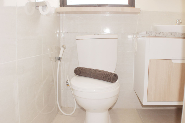 Bathroom 2, Serene And Cozy 2Br At Meikarta Apartment, Cikarang